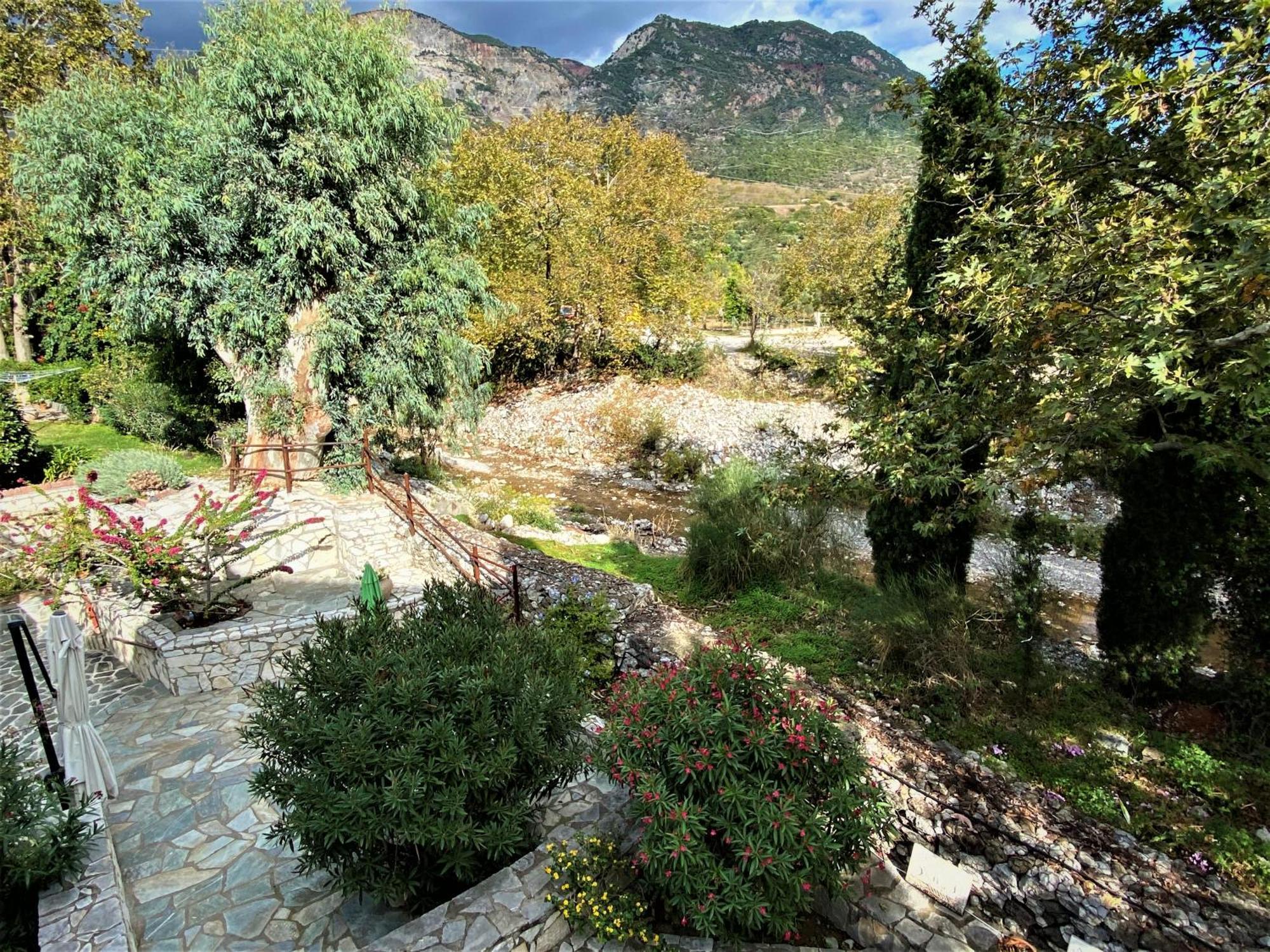 Steinturm Mit Dach-Terrasse Zwischen Fluss, Meer Und Gebirge- Spiti Pirgos Paralia Sergoulas Exteriör bild